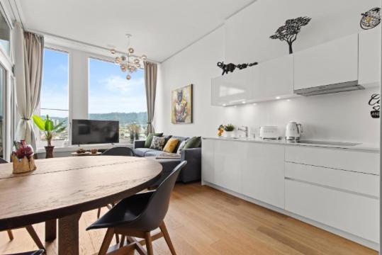 Apartemen Large Luxury Business Penthouse Near Main Station