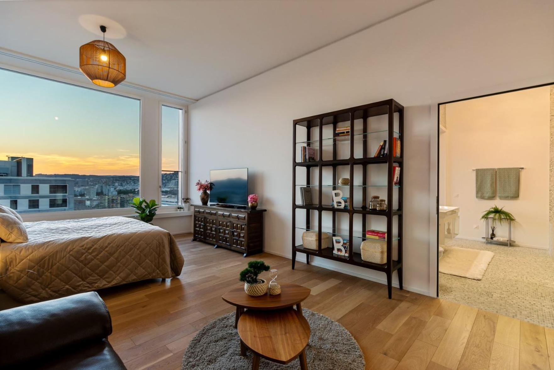 Apartemen Large Luxury Business Penthouse Near Main Station *